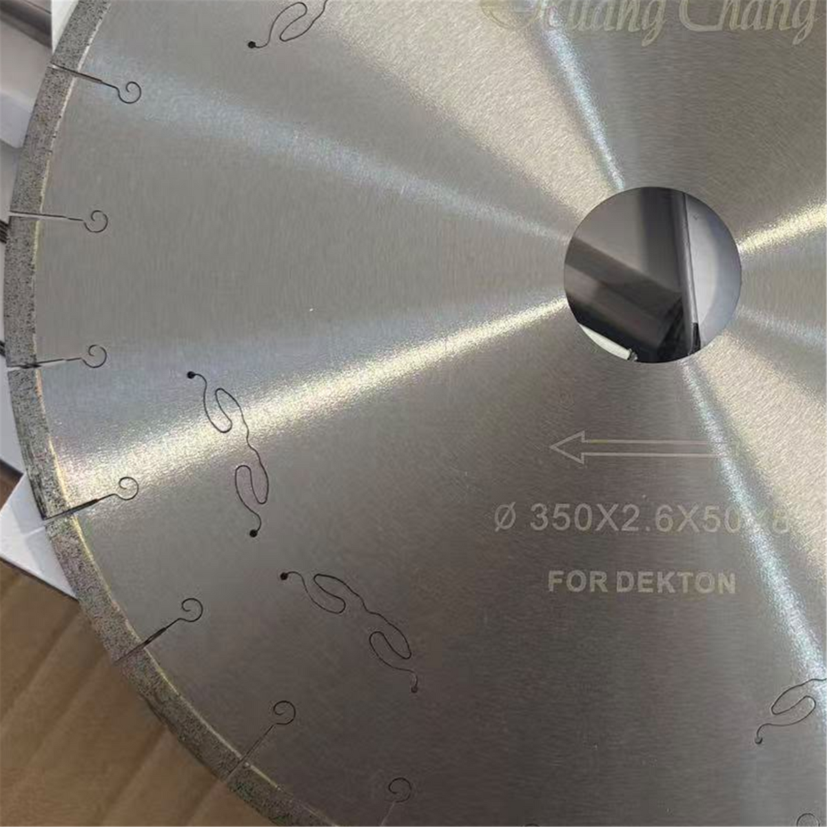 Original 350 mm blade photo detail showing the uncovered rim, curved slots and machined metal