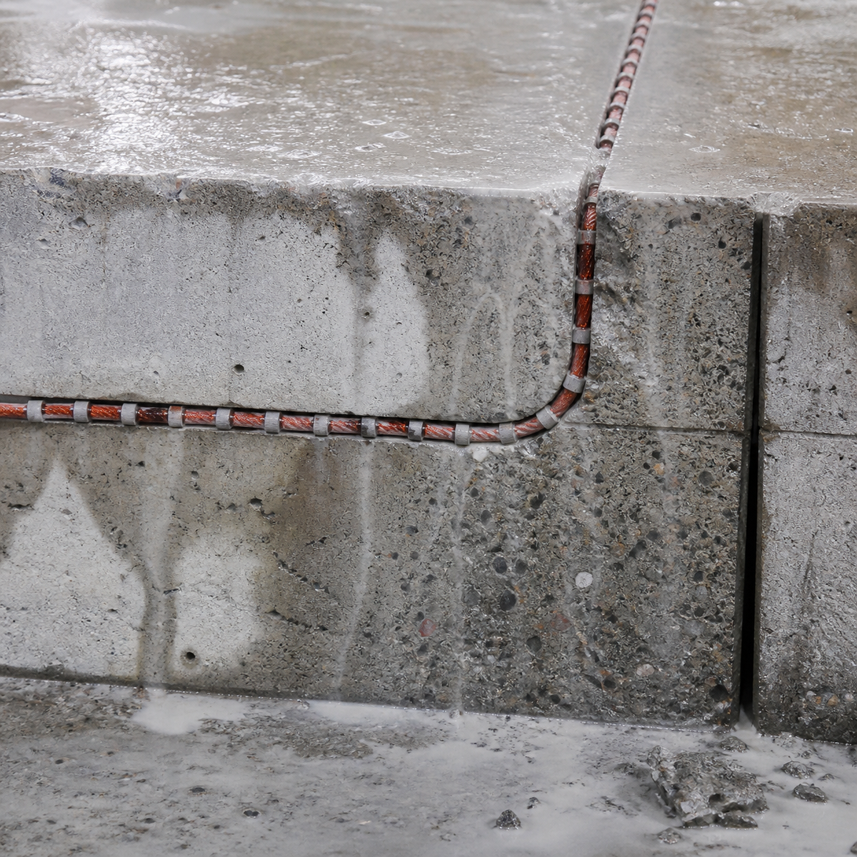 Rubber coated diamond wire saw wet cutting reinforced concrete